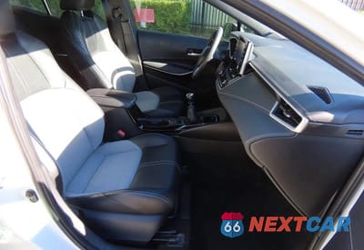 Piąte zdjęcie samochodu w środku: 2021 TOYOTA COROLLA HATCHBACK XSE VIN:JTNA4MBE3M3129813 - miniatura