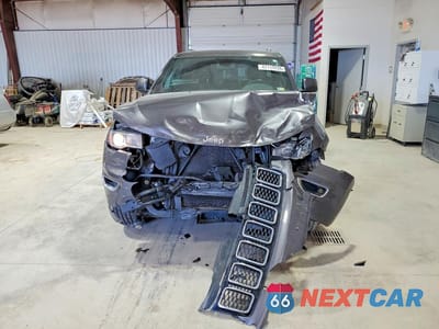 Piąte zdjęcie samochodu w środku: 2018 JEEP GRAND CHEROKEE LAREDO VIN:1C4RJFAG8JC503827 - miniatura