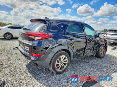 Trzecie zdjęcie samochodu z tyłu: 2017 HYUNDAI TUCSON SE PLUS VIN:KM8J33A45HU429679 - miniatura
