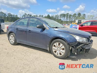 Czwarte zdjęcie samochodu z boku: 2015 CHEVROLET CRUZE LS VIN:1G1PA5SH0F7275632 - miniatura