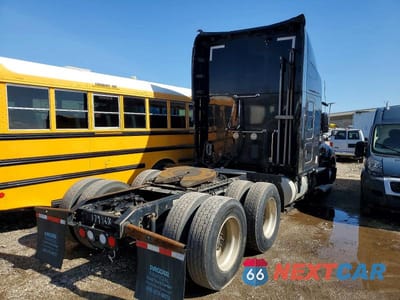 Czwarte zdjęcie samochodu z boku: 2018 KENWORTH T680 SEMI TRUCK VIN:1XKYDP9X8JJ179968 - miniatura