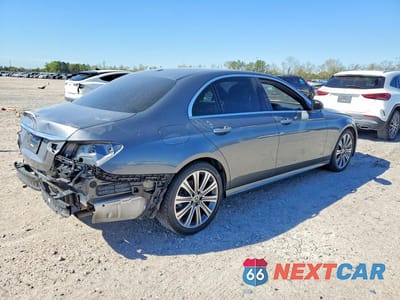 Trzecie zdjęcie samochodu z tyłu: 2021 MERCEDES-BENZ E 350 VIN:W1KZF8DB7MA890275 - miniatura