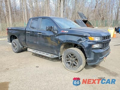 Czwarte zdjęcie samochodu z boku: 2019 CHEVROLET SILVERADO K1500 TRAIL BOSS CUSTOM VIN:1GCRYCEF7KZ194376 - miniatura