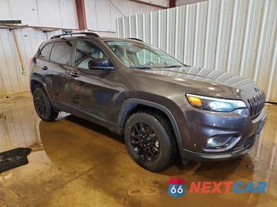 Czwarte zdjęcie samochodu z boku: 2023 JEEP CHEROKEE ALTITUDE LUX VIN:1C4PJMMB3PD106511 - miniatura