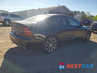 Trzecie zdjęcie samochodu z tyłu: 2022 VOLVO S60 B5 MOMENTUM VIN:7JRL12FZ5NG154358 - miniatura