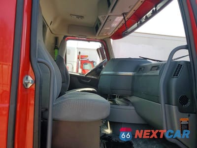 Piąte zdjęcie samochodu w środku: 2020 VOLVO VNR SEMI TRUCK VIN:4V4WC9EG8LN239335 - miniatura