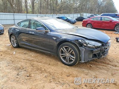 Czwarte zdjęcie samochodu z boku: 2013 TESLA MODEL S VIN:5YJSA1CP9DFP13863 - miniatura