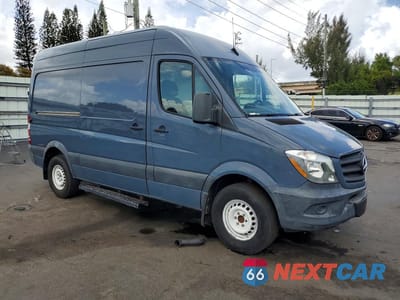Czwarte zdjęcie samochodu z boku: 2018 MERCEDES BENZ SPRINTER 2500 DELIVERY VAN VIN:WD3PE7CD5JP647813 - miniatura