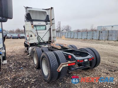 Trzecie zdjęcie samochodu z tyłu: 2019 VOLVO VNR SEMI TRUCK VIN:4V4WC9EG8KN217219 - miniatura