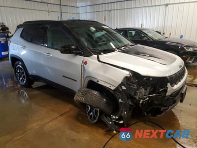 Czwarte zdjęcie samochodu z boku: 2025 JEEP COMPASS TRAILHAWK VIN:3C4NJDDN9ST556572 - miniatura