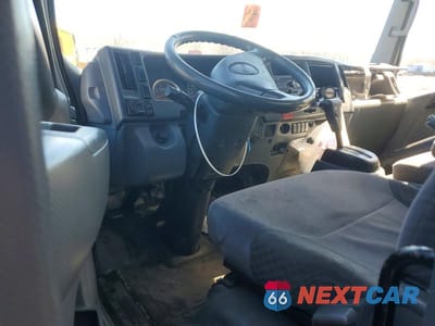 Zdjęcie 8 z 12 samochodu: 2013 ISUZU NPR HD BOX TRUCK VIN:JALC4W163D7000478 - miniatura