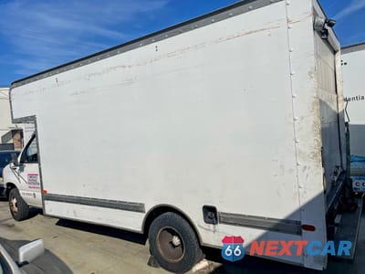 Trzecie zdjęcie samochodu z tyłu: 1995 FORD ECONOLINE - TRUCKS BOX TRUCK VIN:1FDKE37G4SHA60216 - miniatura