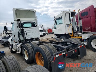Trzecie zdjęcie samochodu z tyłu: 2019 INTERNATIONAL LT625 SEMI TRUCK VIN:3HSDZTZR0KN134888 - miniatura