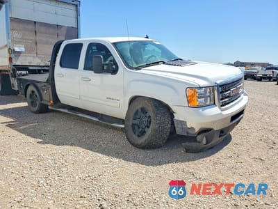 Czwarte zdjęcie samochodu z boku: 2013 GMC SIERRA 2500 FLATBED TRUCK VIN:1GT121E8XDF126646 - miniatura