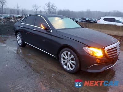 Czwarte zdjęcie samochodu z boku: 2018 MERCEDES-BENZ E 300 4MATIC VIN:WDDZF4KB2JA298709 - miniatura