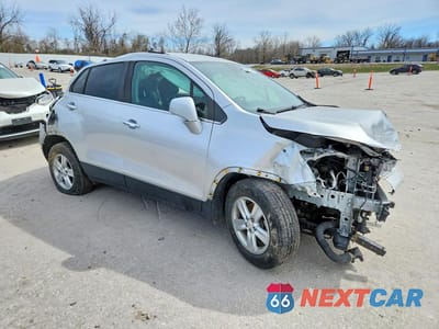 Czwarte zdjęcie samochodu z boku: 2018 CHEVROLET TRAX 1LT VIN:KL7CJLSB1JB675403 - miniatura