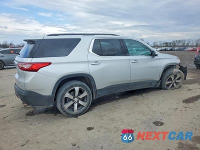 Trzecie zdjęcie samochodu z tyłu: 2021 CHEVROLET TRAVERSE LT VIN:1GNERHKW2MJ251458 - miniatura