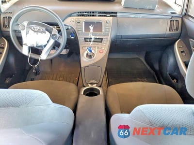 Zdjęcie 8 z 12 samochodu: 2015 TOYOTA PRIUS TWO VIN:JTDKN3DU4F0450459 - miniatura