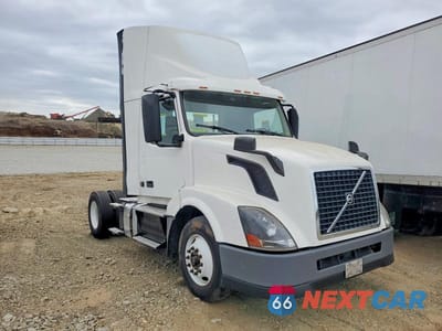 2017 VOLVO VNL SEMI TRUCK 4V4N39TGXHN988112 - główne zdjęcie licytacji z USA - miniatura