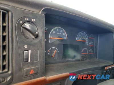 Zdjęcie 8 z 10 samochodu: 2011 VOLVO VNL SEMI TRUCK VIN:4V4NC9EH3BN534832 - miniatura