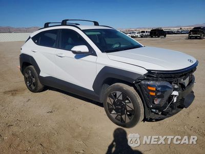 Czwarte zdjęcie samochodu z boku: 2025 HYUNDAI KONA SEL VIN:KM8HBCAB0SU220888 - miniatura