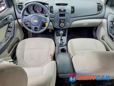 Zdjęcie 8 z 11 samochodu: 2010 KIA FORTE EX VIN:KNAFU4A26A5849721 - miniatura