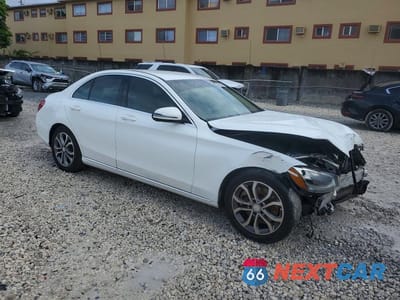 Czwarte zdjęcie samochodu z boku: 2016 MERCEDES-BENZ C 300 VIN:55SWF4JB9GU177060 - miniatura