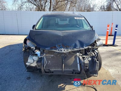 Piąte zdjęcie samochodu w środku: 2016 TOYOTA SIENNA XLE 8-PASSENGER VIN:5TDYK3DC5GS721893 - miniatura
