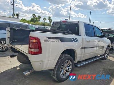 Trzecie zdjęcie samochodu z tyłu: 2022 RAM 1500 LARAMIE VIN:1C6RREJM4NN260821 - miniatura