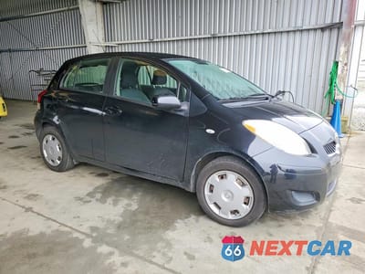 Czwarte zdjęcie samochodu z boku: 2009 TOYOTA YARIS BASE VIN:JTDKT903895275419 - miniatura