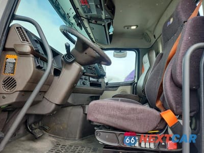 Piąte zdjęcie samochodu w środku: 2017 VOLVO VNL SEMI TRUCK VIN:4V4N39TGXHN987994 - miniatura