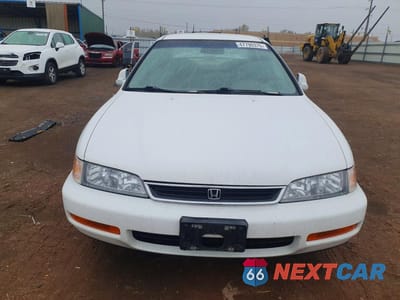 Piąte zdjęcie samochodu w środku: 1997 HONDA ACCORD LX VIN:1HGCD5632VA052183 - miniatura