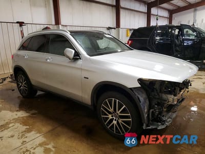 Czwarte zdjęcie samochodu z boku: 2020 MERCEDES-BENZ GLC 350E VIN:W1N0G5DB4LF776470 - miniatura