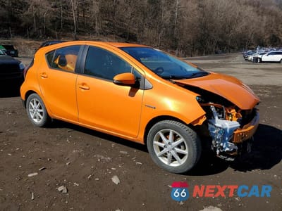 Czwarte zdjęcie samochodu z boku: 2017 TOYOTA PRIUS C ONE VIN:JTDKDTB33H1592358 - miniatura