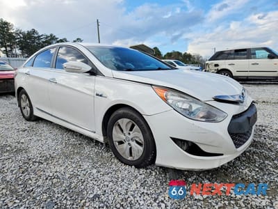 Czwarte zdjęcie samochodu z boku: 2013 HYUNDAI SONATA HYBRID BASE VIN:KMHEC4A49DA086085 - miniatura