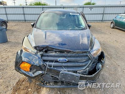 Piąte zdjęcie samochodu w środku: 2018 FORD ESCAPE S VIN:1FMCU0F7XJUD04013 - miniatura