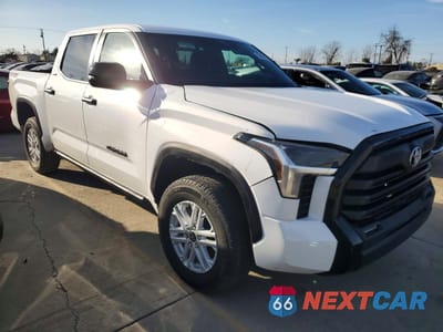 Czwarte zdjęcie samochodu z boku: 2025 TOYOTA TUNDRA SR5 VIN:5TFLA5DB3SX266531 - miniatura