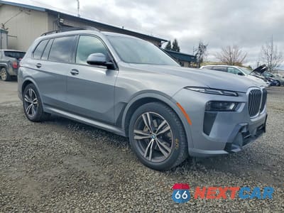 Czwarte zdjęcie samochodu z boku: 2023 BMW X7 XDRIVE40I VIN:5UX23EM00P9N61973 - miniatura