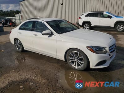 Czwarte zdjęcie samochodu z boku: 2016 MERCEDES-BENZ C 300 VIN:55SWF4JB0GU119788 - miniatura