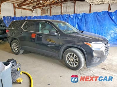 Czwarte zdjęcie samochodu z boku: 2019 CHEVROLET TRAVERSE LS VIN:1GNERFKW1KJ179072 - miniatura