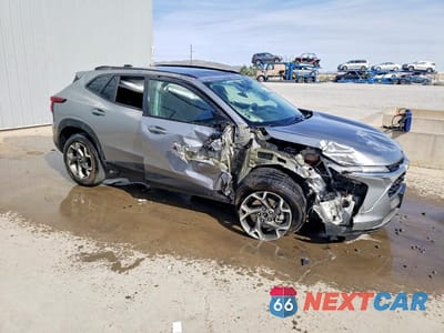 Czwarte zdjęcie samochodu z boku: 2025 CHEVROLET TRAX 1LT VIN:KL77LHEP3SC184231 - miniatura