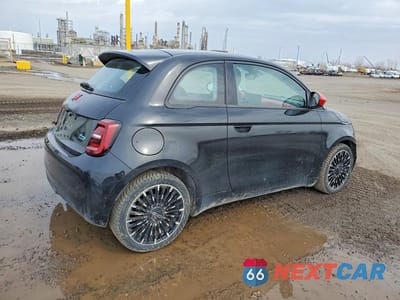 Trzecie zdjęcie samochodu z tyłu: 2024 FIAT 500 E RED VIN:ZFAFFAA48RX208073 - miniatura