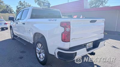 Trzecie zdjęcie samochodu z tyłu: 2022 CHEVROLET SILVERADO K1500 CUSTOM VIN:3GCPDBEK8NG533662 - miniatura