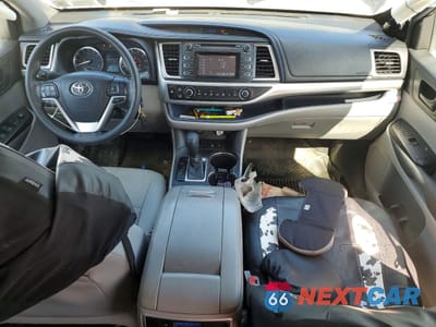 Zdjęcie 8 z 14 samochodu: 2016 TOYOTA HIGHLANDER LE VIN:5TDBKRFH2GS338687 - miniatura