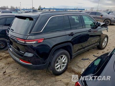 Trzecie zdjęcie samochodu z tyłu: 2025 JEEP GRAND CHEROKEE LAREDO VIN:1C4RJHAG9S8773598 - miniatura