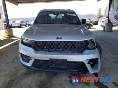 Piąte zdjęcie samochodu w środku: 2025 JEEP GRAND CHEROKEE LAREDO VIN:1C4RJHAG0SC317616 - miniatura