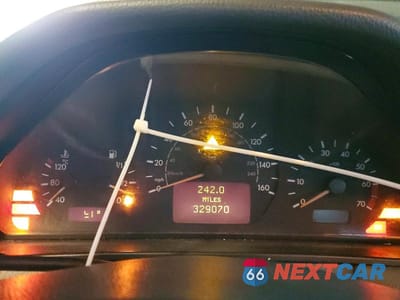 Zdjęcie 9 z 11 samochodu: 2000 MERCEDES-BENZ E 320 VIN:WDBJF65J5YB148487 - miniatura