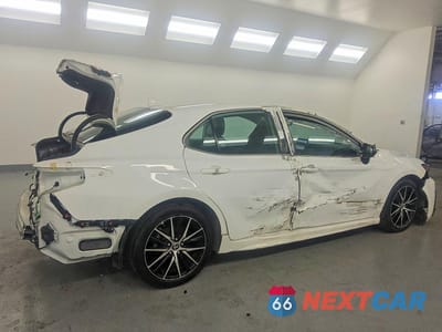 Trzecie zdjęcie samochodu z tyłu: 2022 TOYOTA CAMRY HYBRID SE VIN:4T1S31AK6NU586625 - miniatura