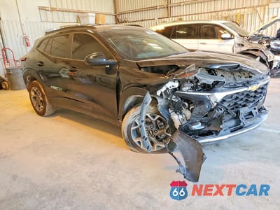 Czwarte zdjęcie samochodu z boku: 2025 CHEVROLET TRAX 1LT VIN:KL77LHEP2SC206896 - miniatura