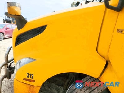 Zdjęcie 7 z 10 samochodu: 2020 VOLVO VNL SEMI TRUCK VIN:4V4NC9EH0LN262774 - miniatura